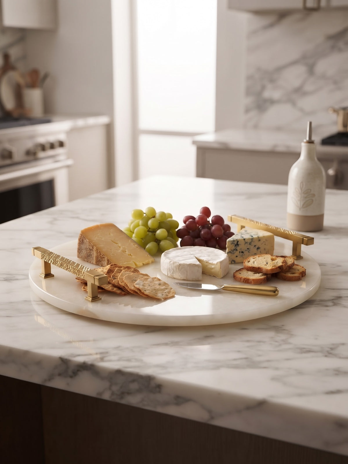 Close-up of 20mm onyx platter veining and gold handle detail – Grable Store